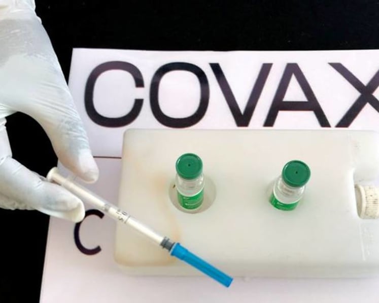 US debates fairest way to share spare COVID-19 vaccines