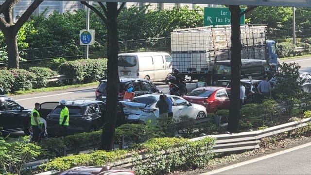 PIE酿五车连环撞 两人送院
