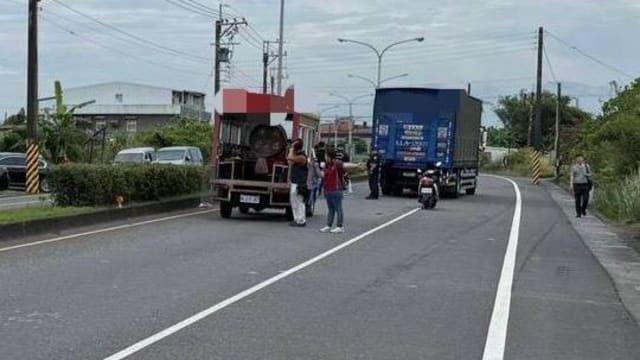 鞭炮落入车斗冒烟起火 台湾七旬老翁跳车逃生送命