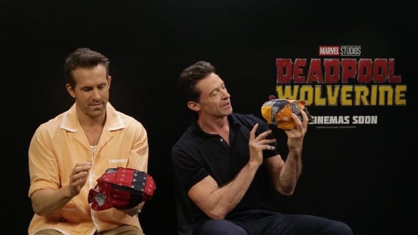 Saat Ryan Reynolds dan Hugh Jackman terima belangkon dan bandana batik dari Indonesia 