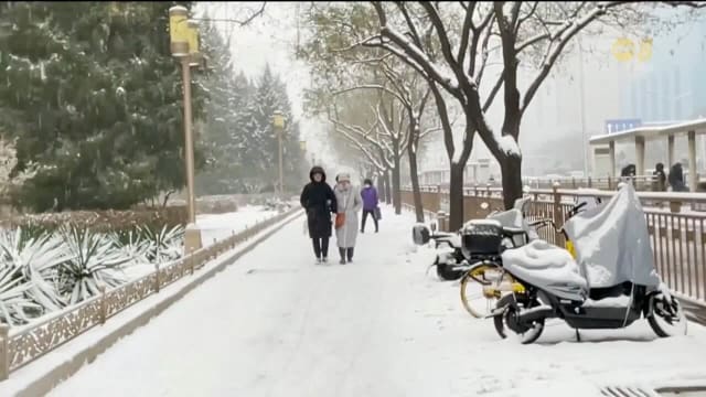 中国多地持续遭暴雪侵袭 北京学府停课班机被迫取消