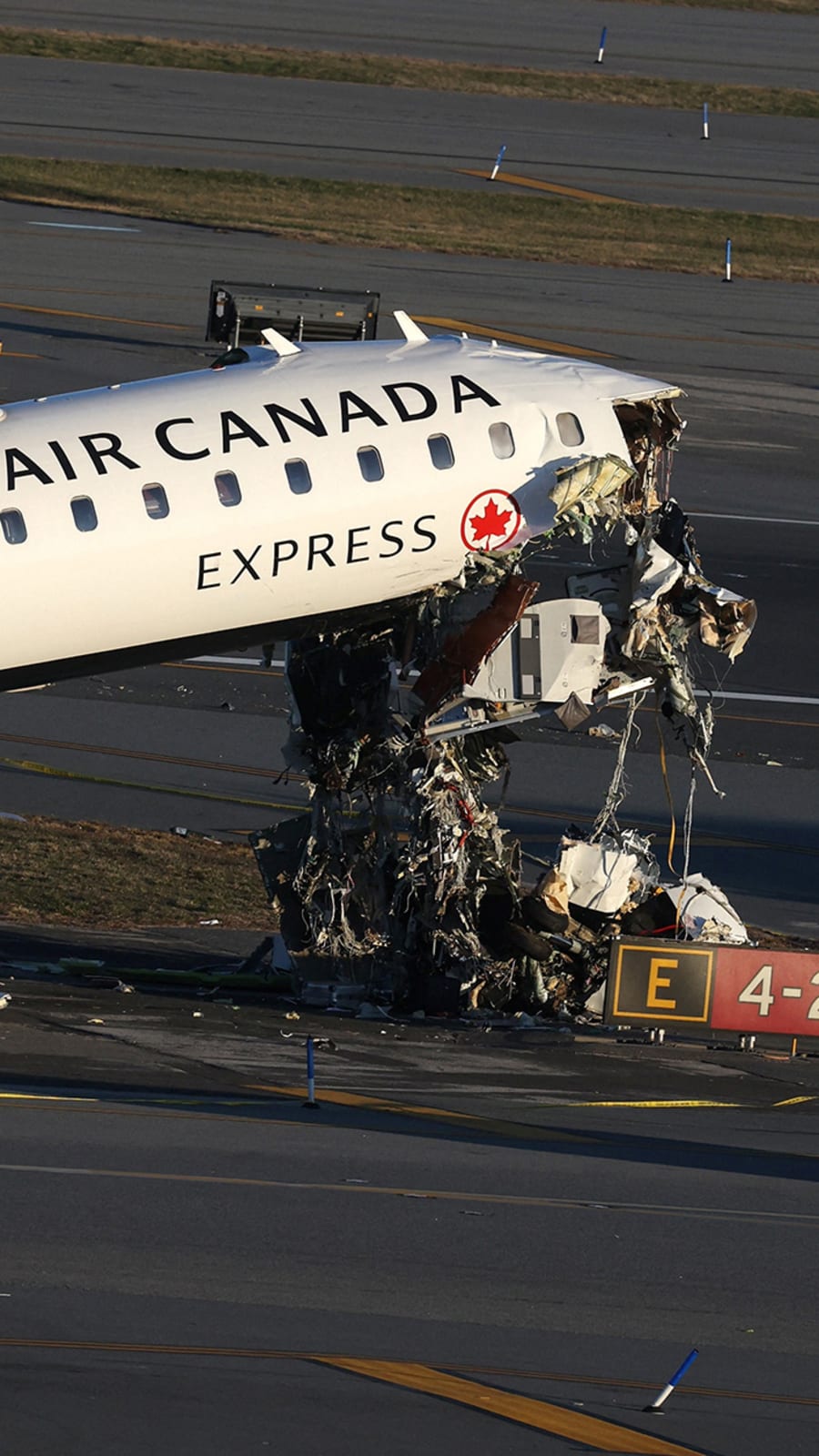 Investigators probe controller in fatal LaGuardia airport collision