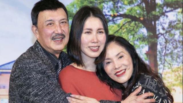 余苑绮病逝3年　全家前往祭拜，余天盼女儿入梦