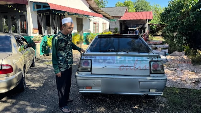 住家遇水灾 马国男子背着失明母亲逃难