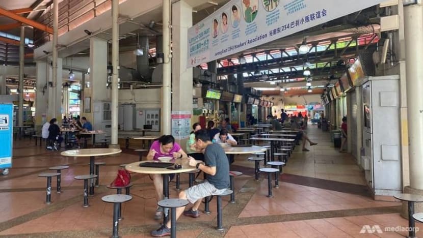 Penjaja & anak lelaki didenda S$3,000, herdik duta jarak selamat setelah ditegur