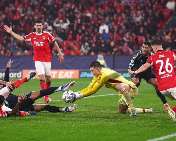 Goalkeeper scores at death to keep Benfica in Champions League with 4-2 win over Real Madrid