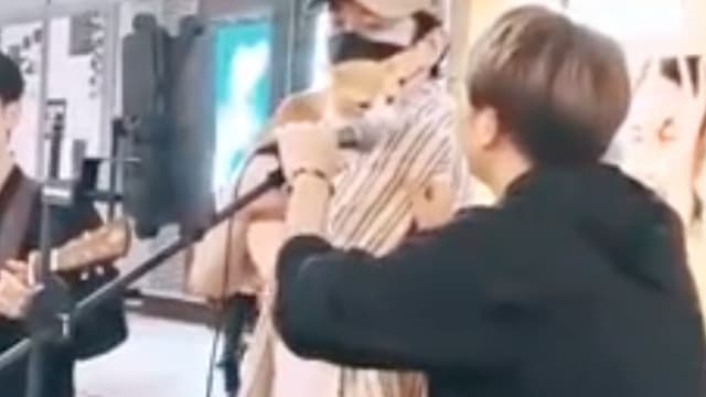 台湾猫咪街头伴唱爆红 视频两天点击破千万