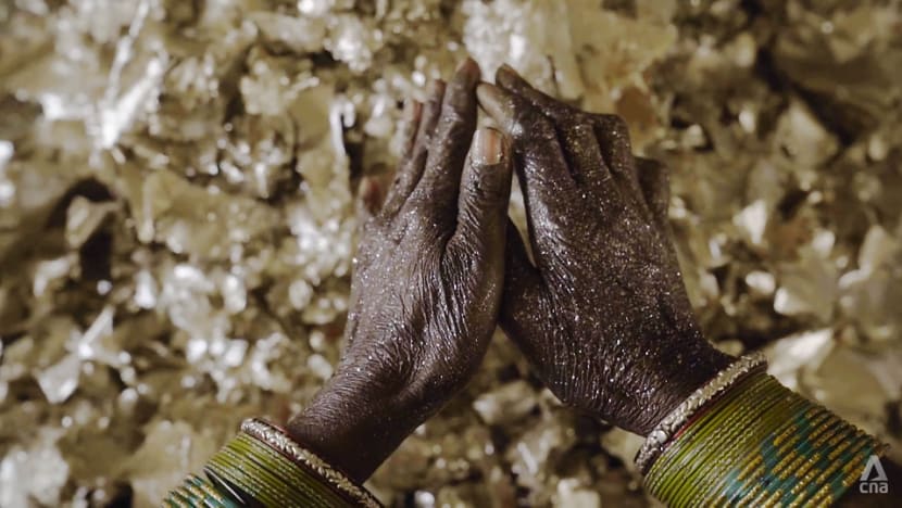 Make-up’s ugly secret: The plight of India’s poor miners behind the beauty industry Make-up’s ugly secret: The plight of India’s poor miners behind the beauty industry