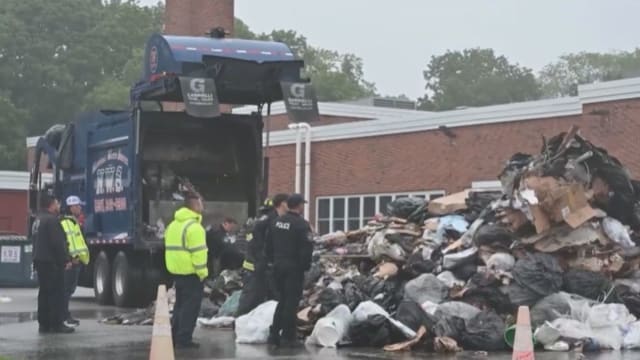 两美国男子疑在垃圾箱里睡觉  被垃圾车铁叉猛推致死伤