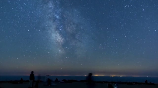英仙座流星雨凌晨在巴尔干地区天空中划过