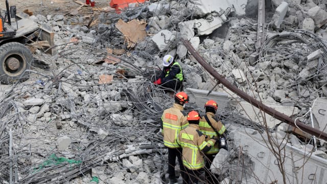 韩国高速公路在建桥梁坍塌事故 死亡人数增至四人