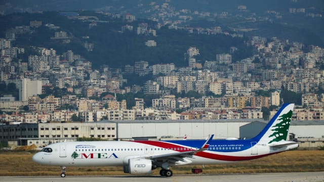 中东航空一架客机降落时遭流弹击中 所幸无人伤亡