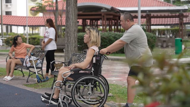 前线追踪 | 逆袭人生：私召车司机中风 儿子又患罕见病