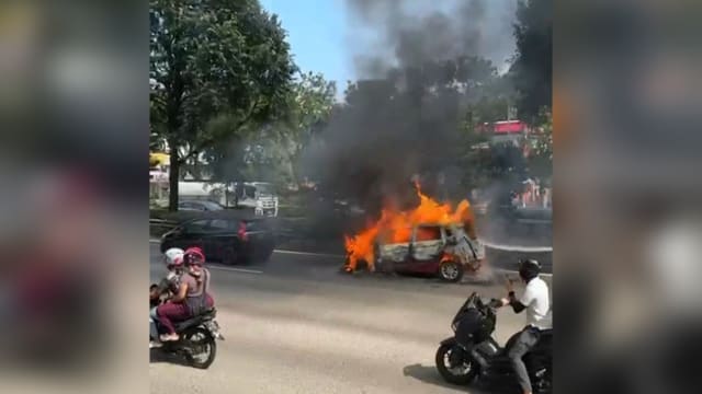 泛岛快速公路轿车起火