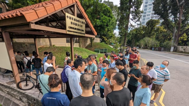 逾243万元汇款被冻结 上百人到中国大使馆求助