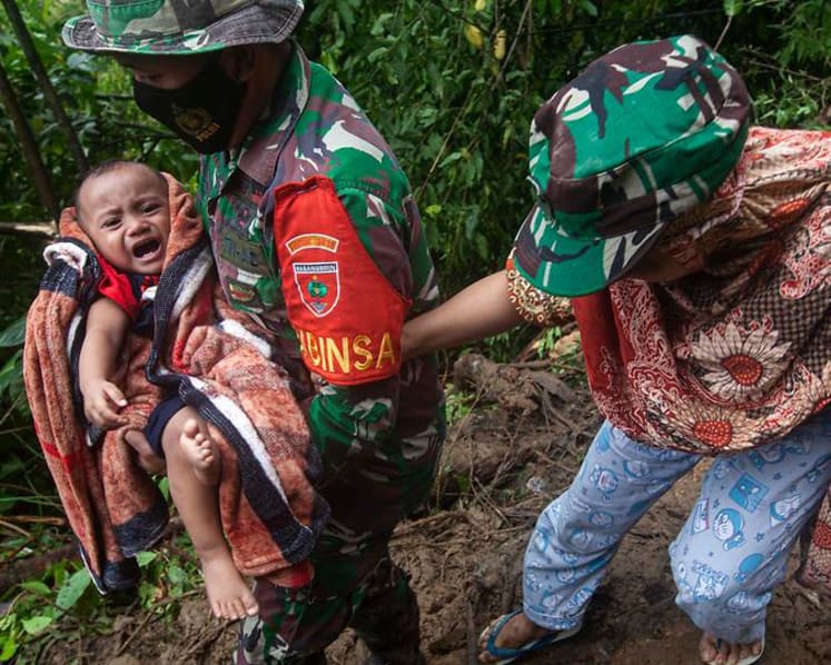 After seeing floods, Indonesian leader Joko Widodo to visit quake zone 