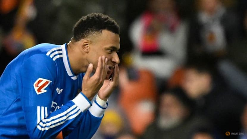 Real Madrid beat Valencia to stay on Barcelona's heels