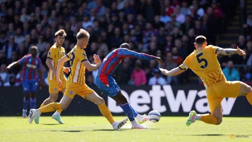 Munoz strike gives nine-man Palace 2-1 win over Brighton