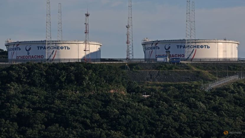 Oil falls more than $2 a barrel on possible Middle East peace deal