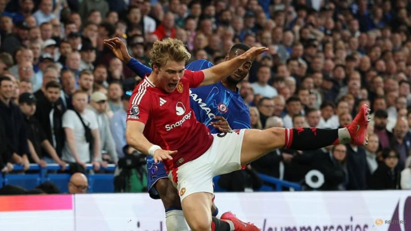 Chelsea beat Manchester United to stay on course for Champions League