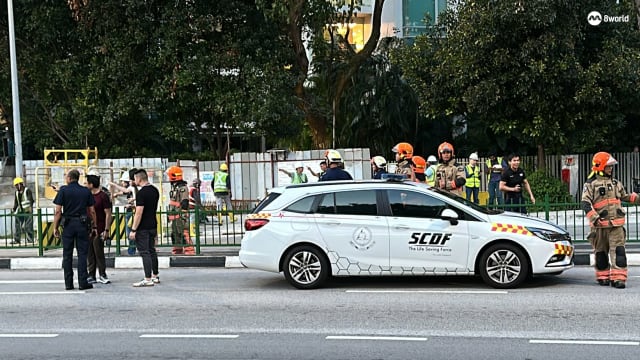 丹戎加东南路路面塌陷 坠坑女司机送院