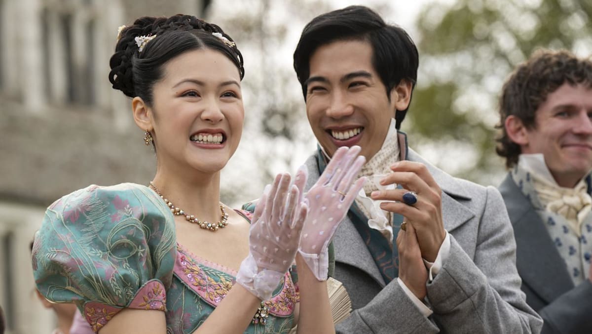 法学部卒業生で俳優に転身した鄭希勇は、「狂った自信」が『ブリジャートン』と『バービー』の役を勝ち取ったと語る
