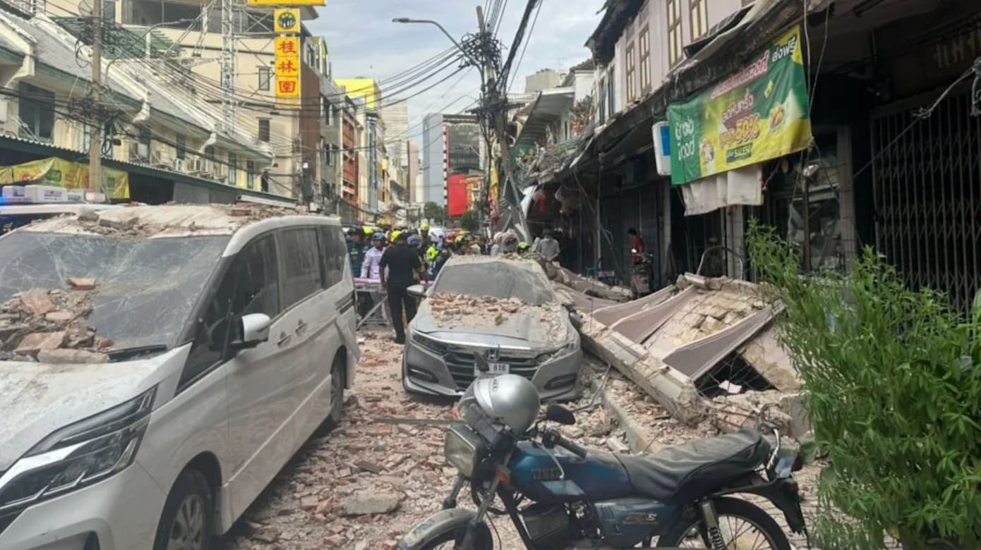 曼谷华人社区老建筑阳台坍塌 酿一死一伤