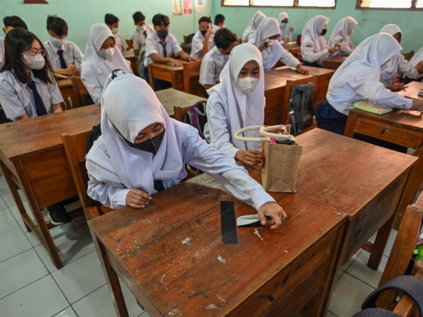 Indonesian government urged to mandate hybrid learning for all amid Omicron; anxious parents keep kids at home