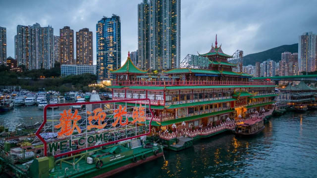 香港珍宝海鲜舫在倾覆时已翻转 船体已破损