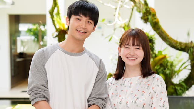 山田杏奈直呼英语演出“困难又有趣”，程家颉片场化身“小老师”