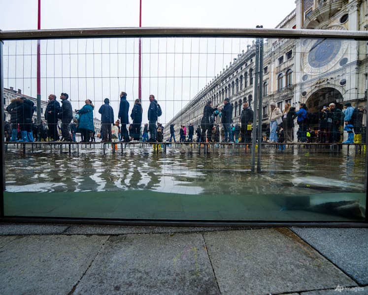 Glass barriers keep Venice's iconic basilica dry