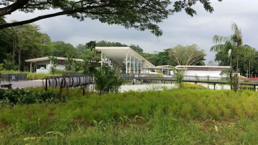 Lelaki, anak perempuan 2 tahun terjatuh ke dalam lubang jambatan Paya Simpanan Sungei Buloh