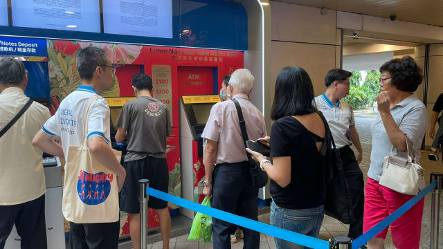民众即日起可提取新钞 提款机现人龙