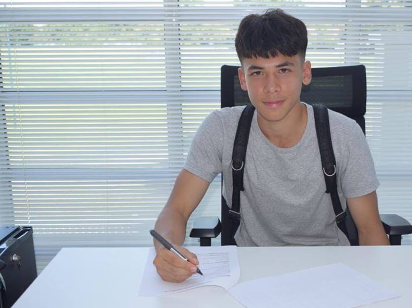 The case of 17-year-old footballer Ben Davis, who signed a two-year contract with Fulham football club in the English Premier League, and is seeking a deferment of National Service (NS) with the Defence Ministry (Mindef), has divided the online community. The case of 17-year-old footballer Ben Davis, who signed a two-year contract with Fulham football club in the English Premier League, and is seeking a deferment of National Service (NS) with the Defence Ministry (Mindef), has divided the online community.