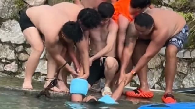 贵州两男玩水不慎被吸进排水口  十多人参与救援安全获救