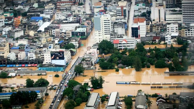 降雨量破纪录泰国合艾洪水肆虐 当局发布“红色预警”