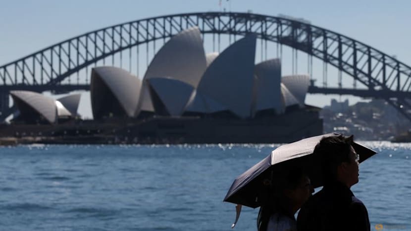 Sydney sweats in spring hot spell, faces 'extreme' bushfire risk
