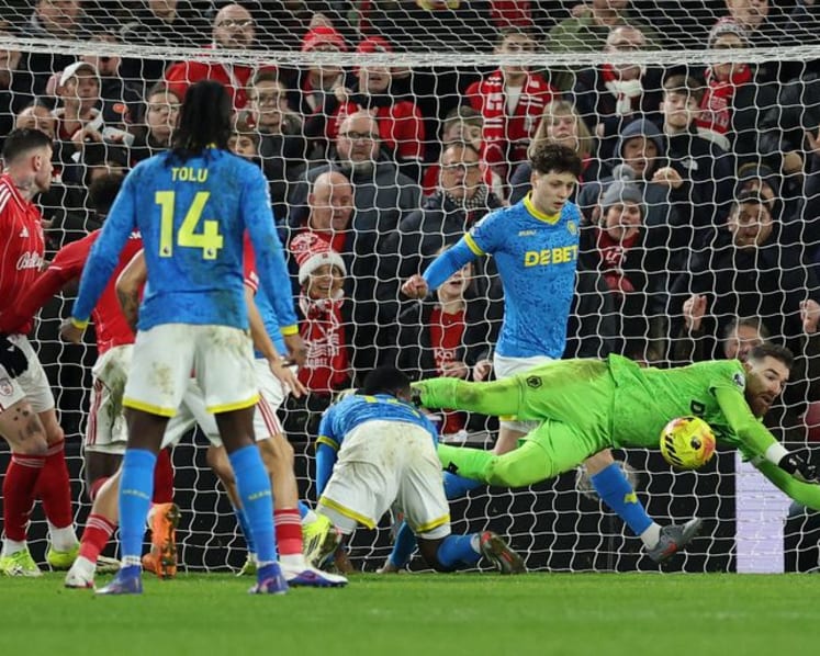 Man City and Villa close gap on Arsenal, Liverpool edge Sunderland