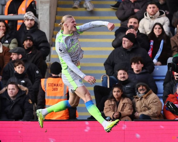 Title-chasing Man City beat Palace 3-0, Villa edge West Ham in five-goal thriller