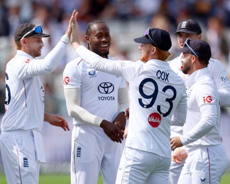 England reduce Pakistan to 53-3 to close in on victory