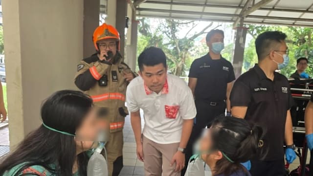 大巴窑组屋单位厨房起火 三人送院治疗