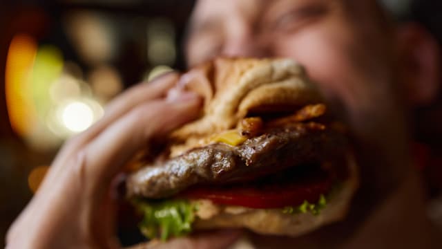 希腊男子疑为开玩笑一口吞汉堡 停止呼吸两分钟倒地命危