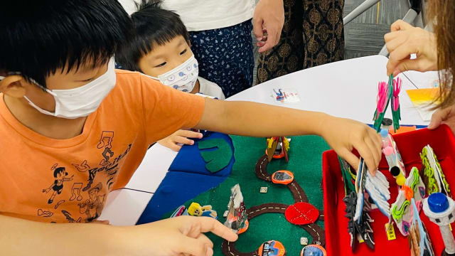 华文教研中心推出 融合本地色彩桌游教具书
