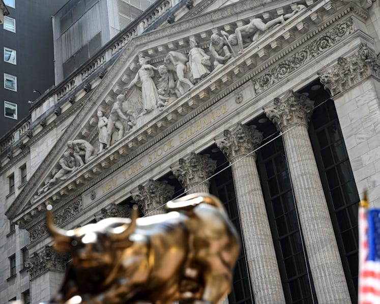 Oil prices slump as US and Iran pause strikes