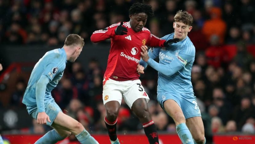 Manchester United suffer 3-2 home defeat by Nottingham Forest Manchester United suffer 3-2 home defeat by Nottingham Forest