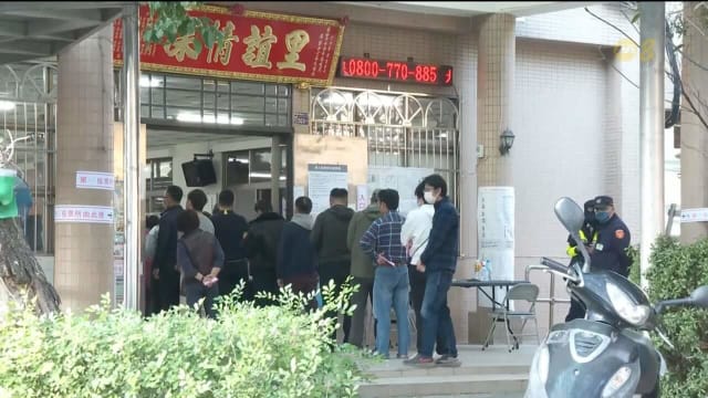 不少选民提早排队等待投票 整个过程高效顺畅