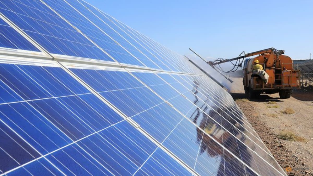 China Melambat: Output Industri 4,5%, Ritel 0,6% — Tekanan ke Ekspor RI
