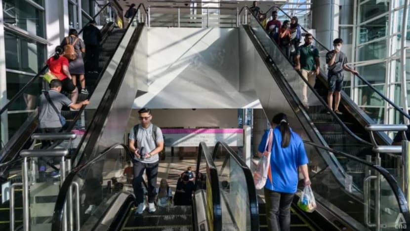 Nilai ringgit Malaysia lebih lemah tarik lebih ramai warga Johor bekerja di SG, sektor utama negeri kekurangan pekerja Nilai ringgit Malaysia lebih lemah tarik lebih ramai warga Johor bekerja di SG, sektor utama negeri kekurangan pekerja