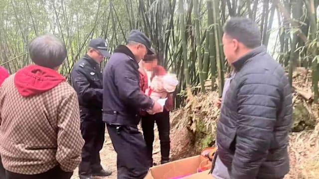 夫妻非法买男婴丢在路边 报警称欲领养被识破 