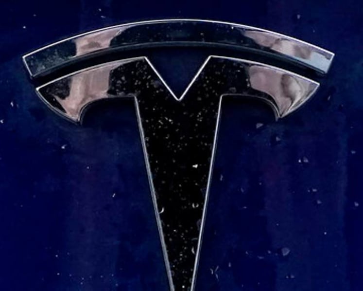 Consumer Reports tricks Tesla to drive with no one at wheel